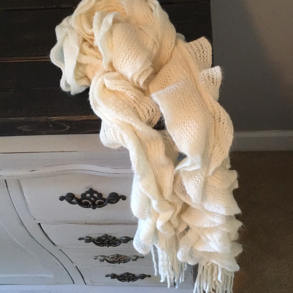 Gorgeous cream scarf